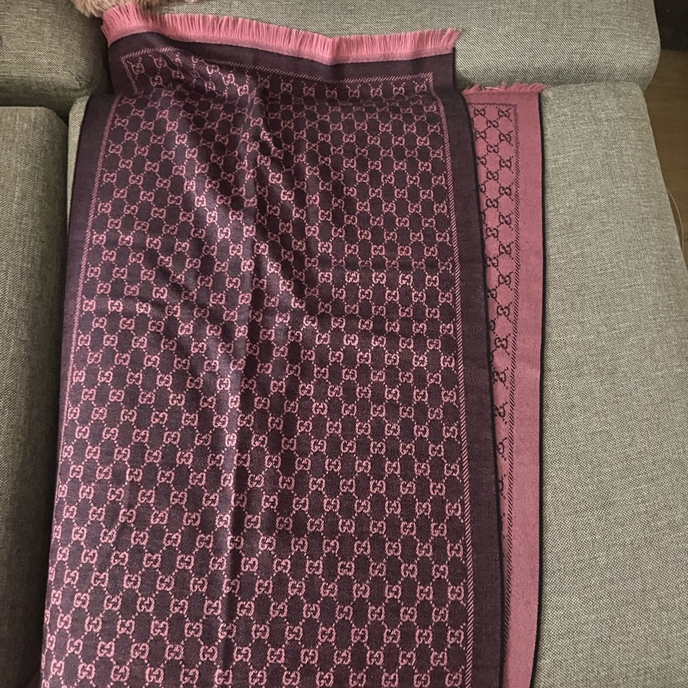 - Gucci reversible scarf - Picture 7 of 8